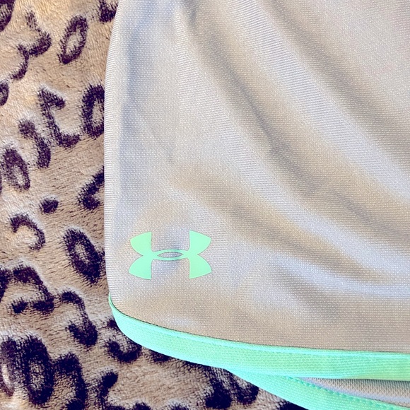 Youth Under Armour Shorts in Size YLG (14-16) - Picture 2 of 4